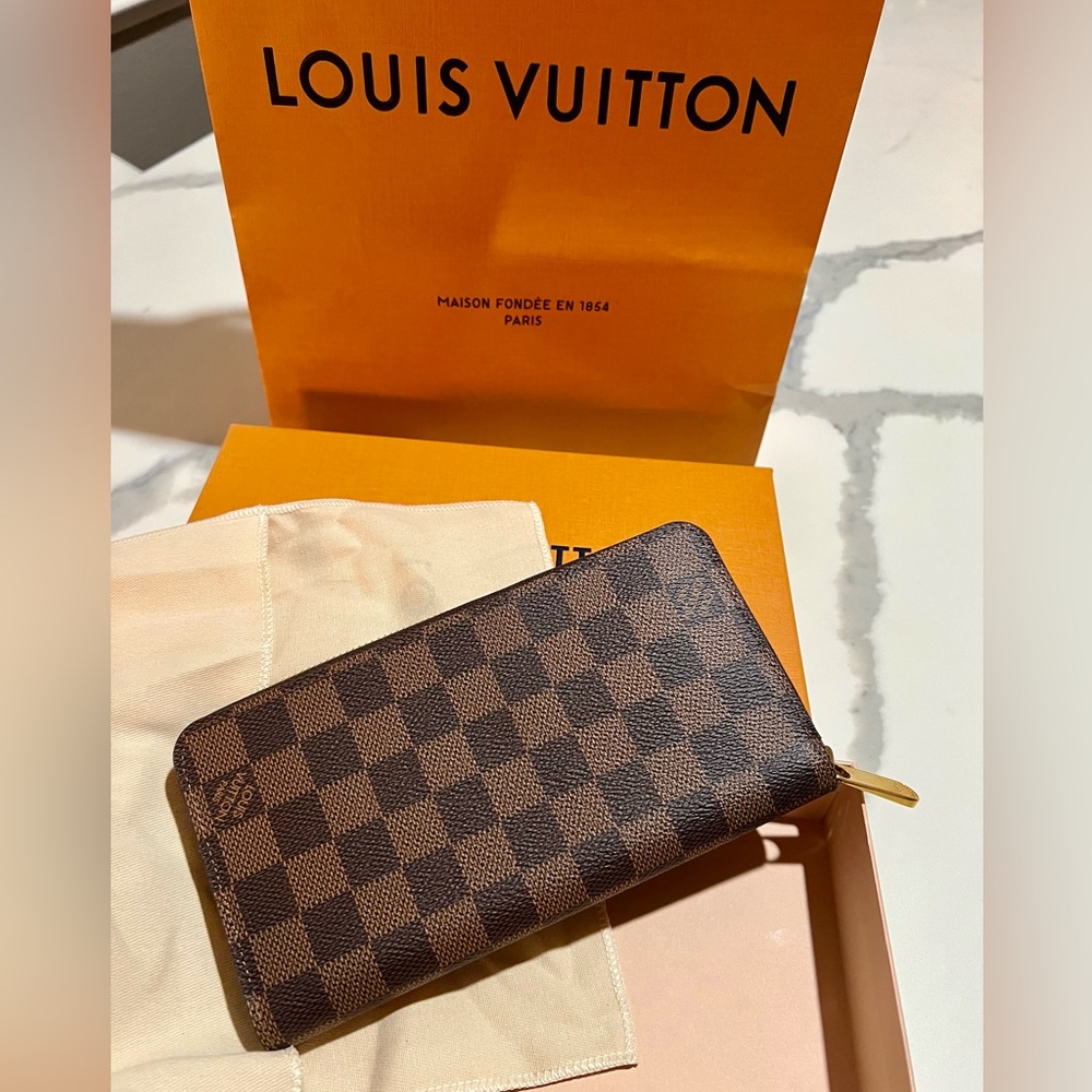 Louis Vuitton zippy wallet